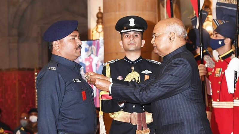 राष्ट्रपती रामनाथ कोविद यांच्याहस्ते सन्मान स्वीकारताना ज्ञानेश्वर साबळे.
