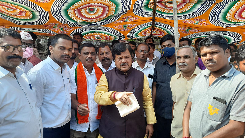 तळेगाव दाभाडे : संपकरी एसटी कर्मचाऱ्यांशी संवाद साधताना विधानपरिषदेतील विरोधी पक्षनेते प्रविण दरेकर.