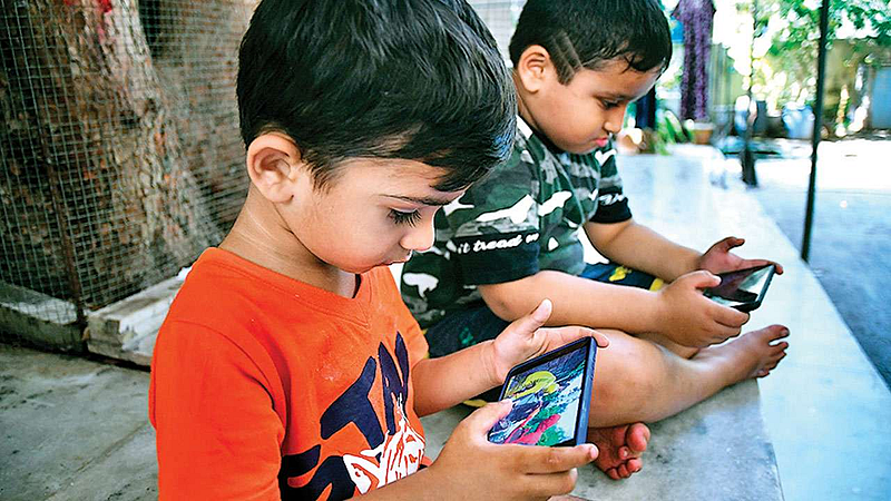 अद्यापही शालेय मुलांना मोबाईलचे व्यसन