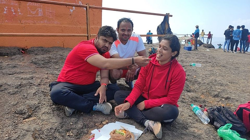पत्नीचा वाढदिवस चक्क कळसूबाई शिखरावर केला साजरा