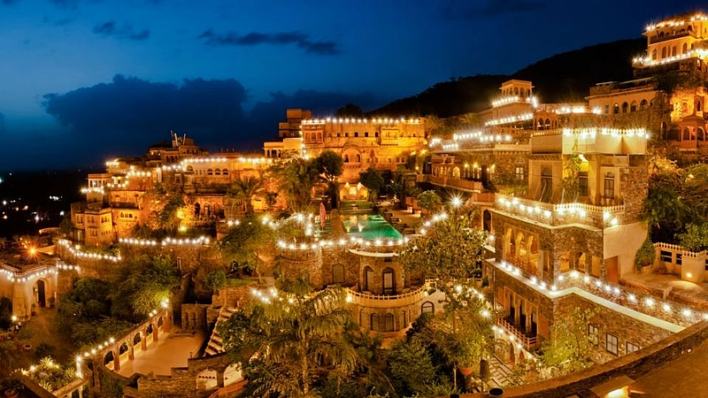तुम्हाला निमराना फोर्टसंबंधी 'या' गोष्टी माहीत आहेत? शनिवार-रविवारी करा सहलीचे नियोजन