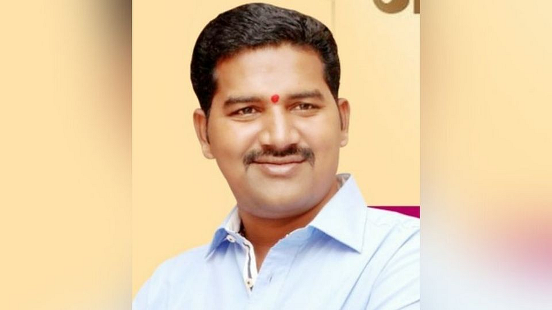 माळेगाव गोळीबार प्रकरण ! जयदीप तावरे पोलिसांसमोर हजर