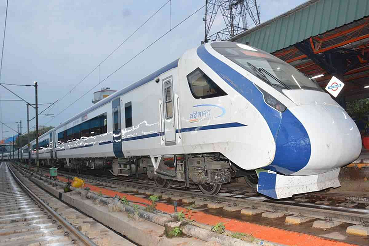 'वंदे भारत' आता प्युअर व्हेज; IRCTC देणार सात्विकतेचं प्रमाणपत्र