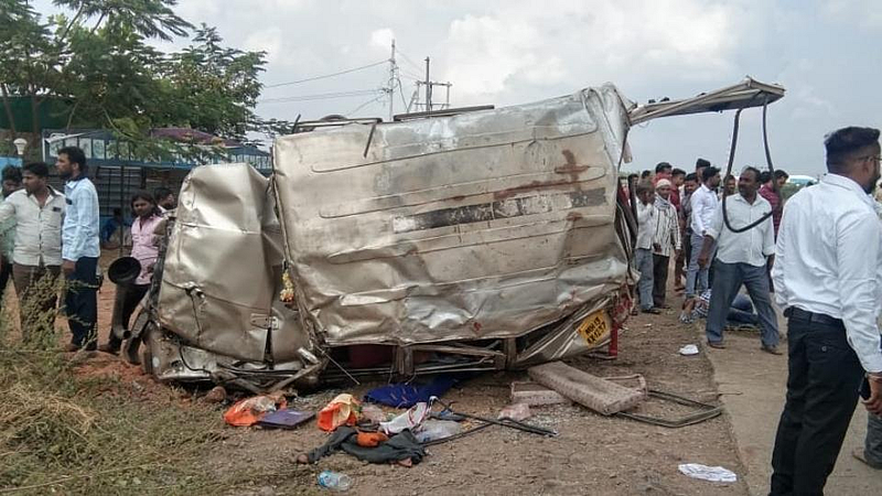 कुंभारीजवळ भरगच्च भरलेल्या जीपचे फुटले टायर; सहा ठार, आठ जखमी