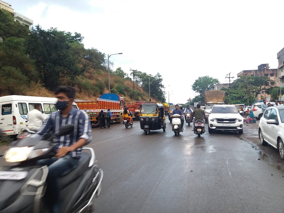 सातारा रस्त्यांवर अवजड वाहनांची पार्किंग Sakal