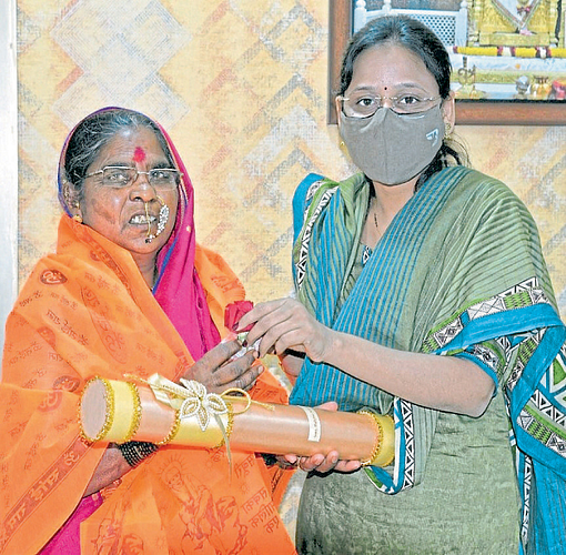 सुकलेल्या फुलाने राहीबाईंचा सत्कार