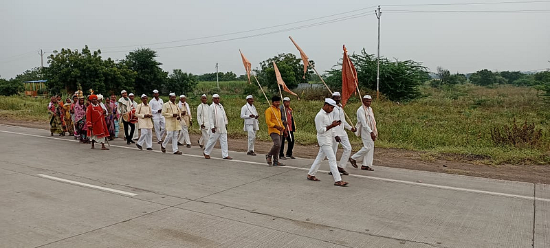 "ज्ञानोबा तुकाराम"च्या गजरात सोलापूरच्या दिंड्यांचे पंढरीकडे प्रस्थान!