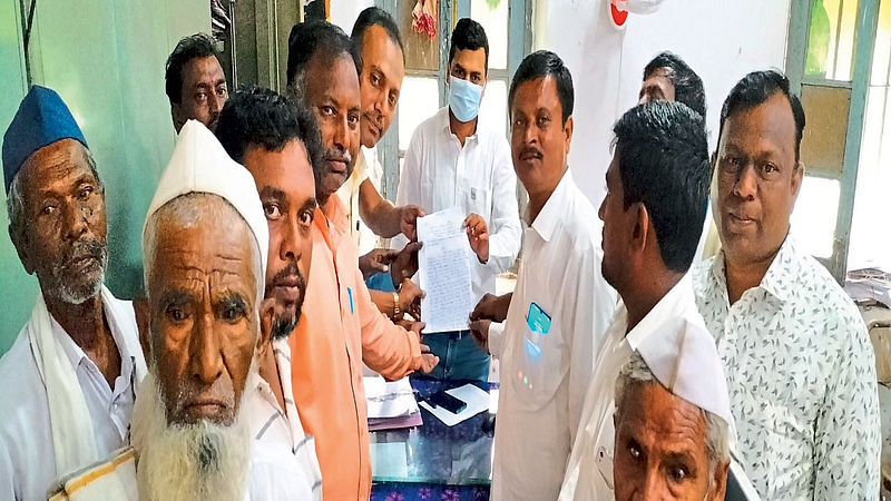 अकोला : लिपिक व नायब तहसीलदारांवर शिस्तभंगाची कारवाई करा