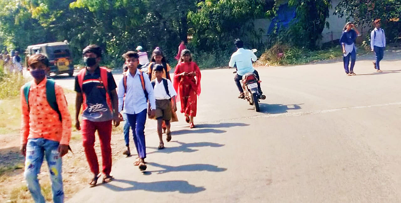 रायगड : एसटीचा संप विद्यार्थ्यांच्या मुळावर; अनेक किमीची खडतर पायपीट