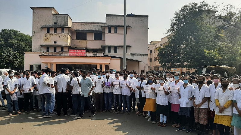 बाह्यरुग्ण विभागातील डॉक्टरांच्या खुर्च्या रिकाम्या