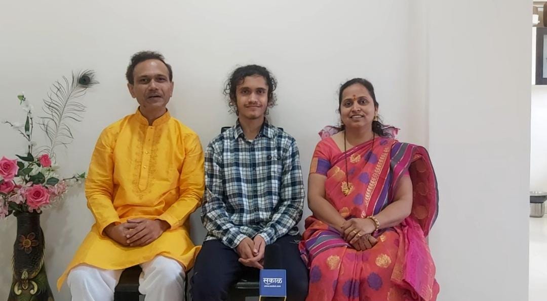 ''वेदांतने हे यश पूर्णपणे स्वतःच्या मेहनतीने आणि कष्टाने मिळवले आहे. त्याला मिळणारी संधी त्याने पूर्णपणे खात्री करूनच आम्हाला सांगितली. त्याने संपादित केलेल्या या यशाचा आम्हाला पालक म्हणून सार्थ अभिमान आहे.'' - प्रा. सोनाली व ॲड. राहुल कुलकर्णी, वेदांतचे आई- बाबा.
