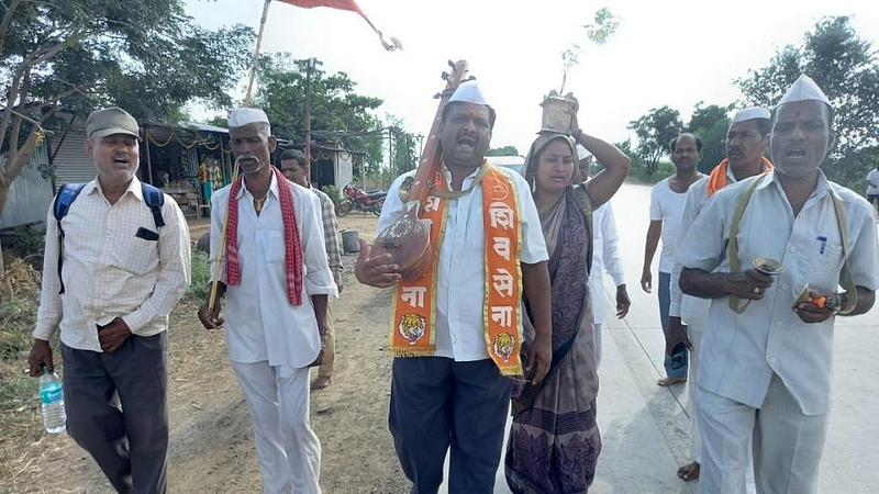 मुख्यमंत्र्यांच्या आरोग्यासाठी सांगलीच्या शिवसैनिकाची सपत्नीक पंढरीची पायी वारी