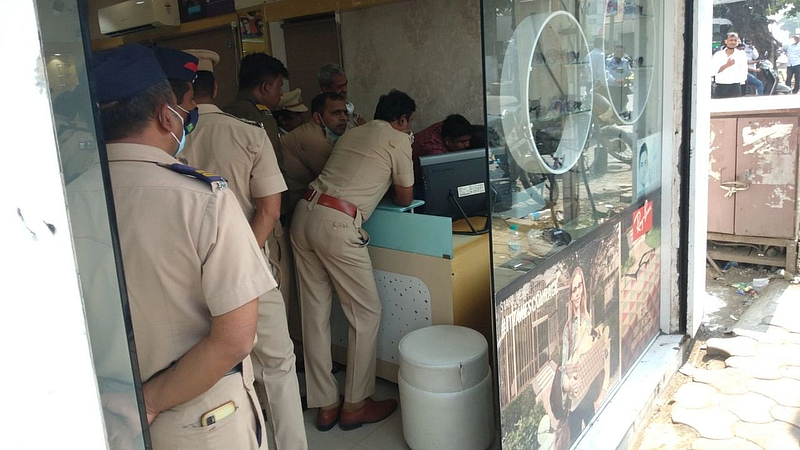 उड्डाणपुलावरून पोलिसावर फेकला दगड; सीसीटीव्ही फुटेज तपासले