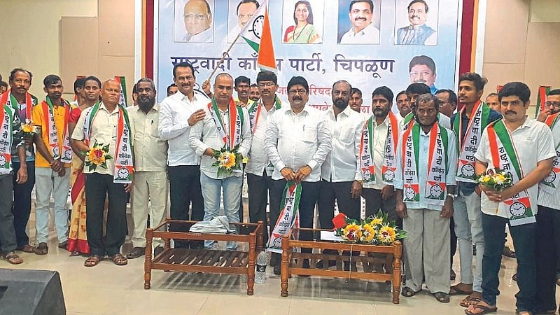 सावर्डेः राष्ट्रवादीत प्रवेश केलेल्या कार्यकर्त्यांसमवेत आमदार शेखर निकम.