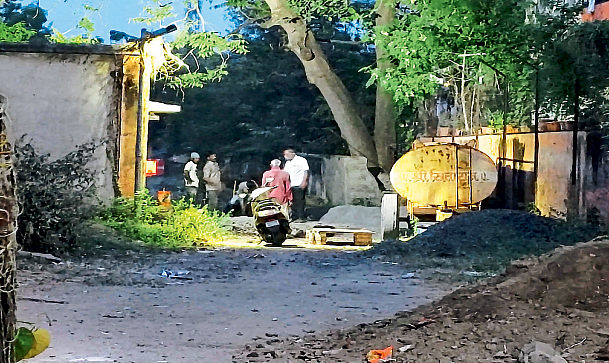 महसूलच्या जागेवर अवैध बांधकाम