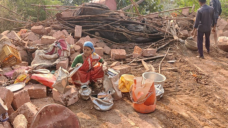 सिंहगड परिसरात वनविभागाची कारवाई : शेतकऱ्यांचे संसार उध्वस्त