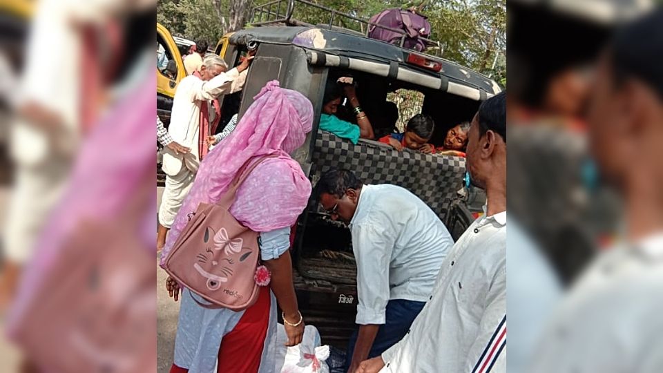 खासगी वाहनात बसताना प्रवासी.
