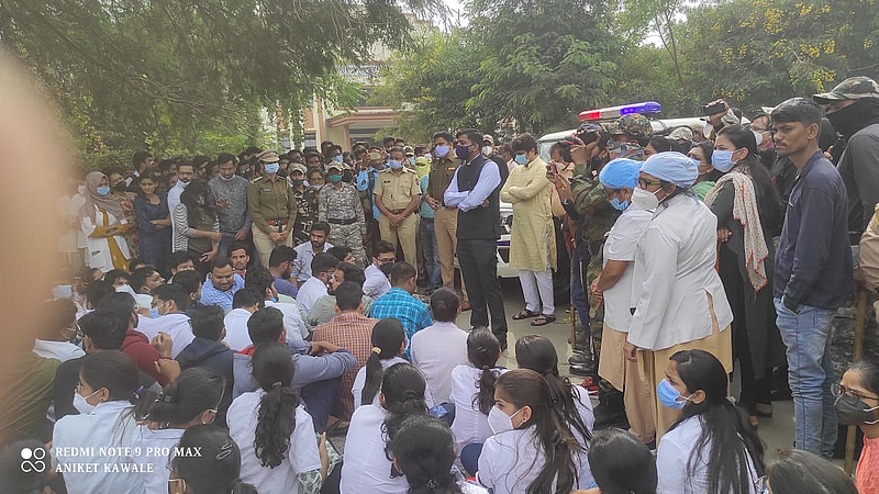शिकाऊ डॉक्टरच्या हत्येमुळे एमबीबीएसचे विद्यार्थी संतप्त