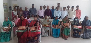 शिरपूर:आत्महत्याग्रस्त शेतकरी कुटुंबासोबत महसूल प्रशासनाची भाऊबीज