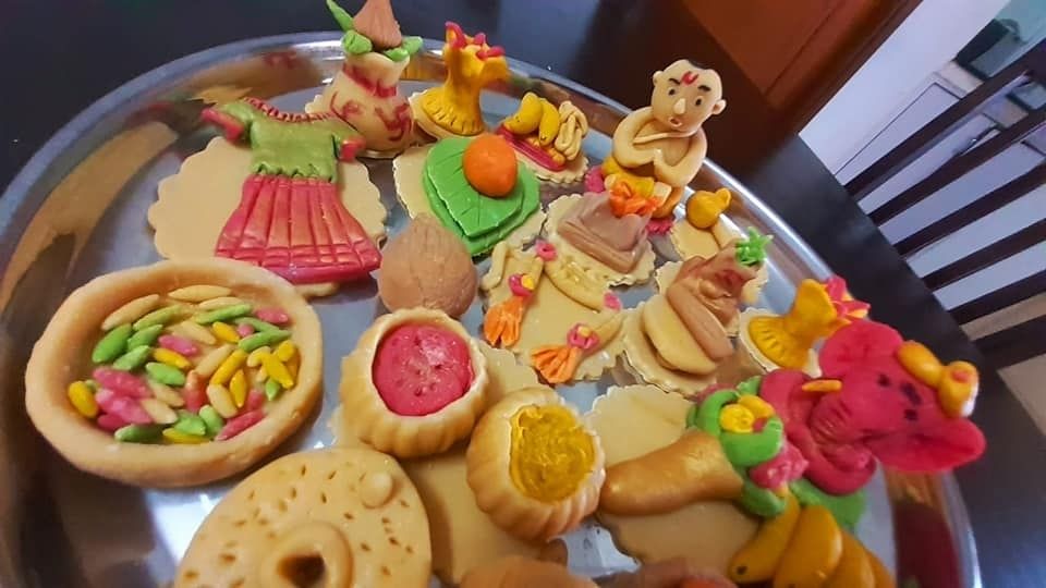बरेचदा असे प्रकार करताना नैसर्गिक रंगाचा वापर कमी केला जातो. पण यात घातलेले रंग नैसर्गिक असल्याचे हा रूखवत करणाऱ्या प्रज्ञा शिरवयकर यांनी सांगितले.