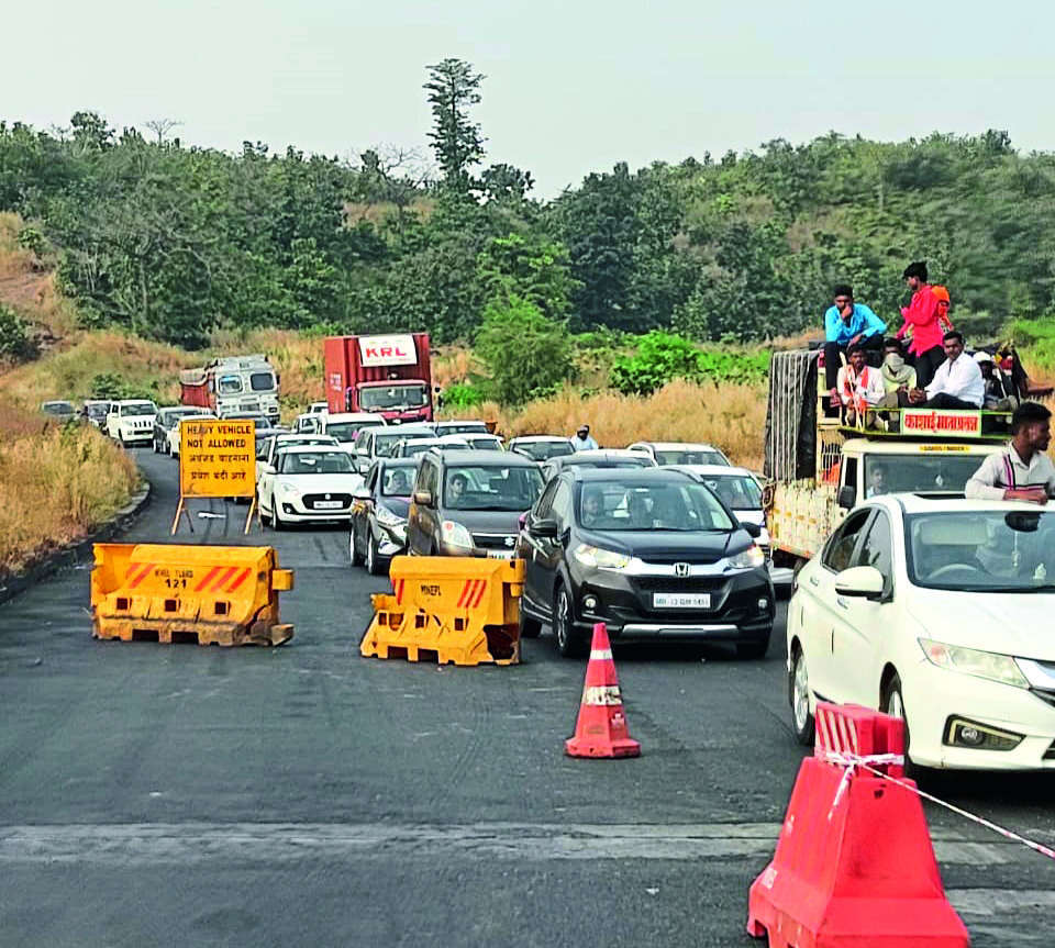 महामार्गावर एक तास वाहतूक कोंडी झाली होती.