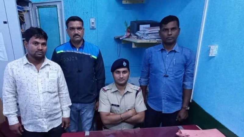 दोन मिनिटांच्या थांब्यादरम्यान 2 लाखांची बॅग शोधण्यात यश
