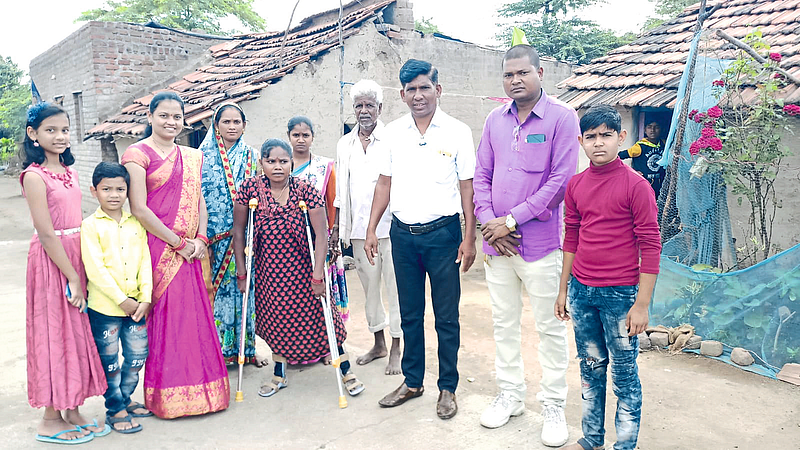 doctor gave Divyang Vimal a prosthetic leg on the occasion of his birthday.