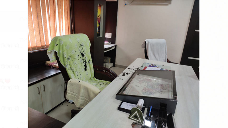 यवतमाळ जिल्हा परिषद अध्यक्षांच्या खुर्चीवर फेकली शाई