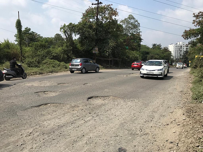 चांदणी चौक ते बावधन रस्त्यावर पडलेले खड्डे अजूनही बुजवले गेले नाहीत