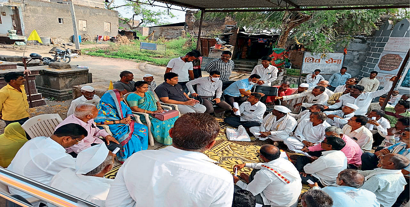 ग्रामसभेत मतदार याद्यांच्या वाचनावेळी गर्दी