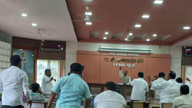 इस्लामपूर : भुयारी गटरच्या विषयावर झालेल्या गदारोळात दोन्ही बाजूच्या नगरसेवकांनी एकमेकांवर चिखलफेक केली.