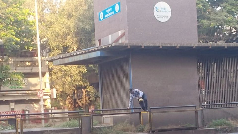 Pune : BRT मार्ग ओलांडण्यासाठी नागरिक जीवावर उधार