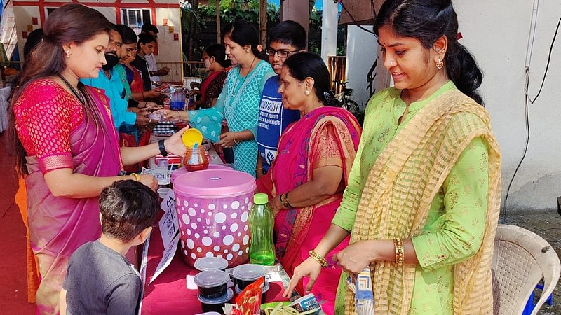 Pune : महिलांनी स्वतः बनवलेल्या वस्तूंचे भरविले प्रदर्शन