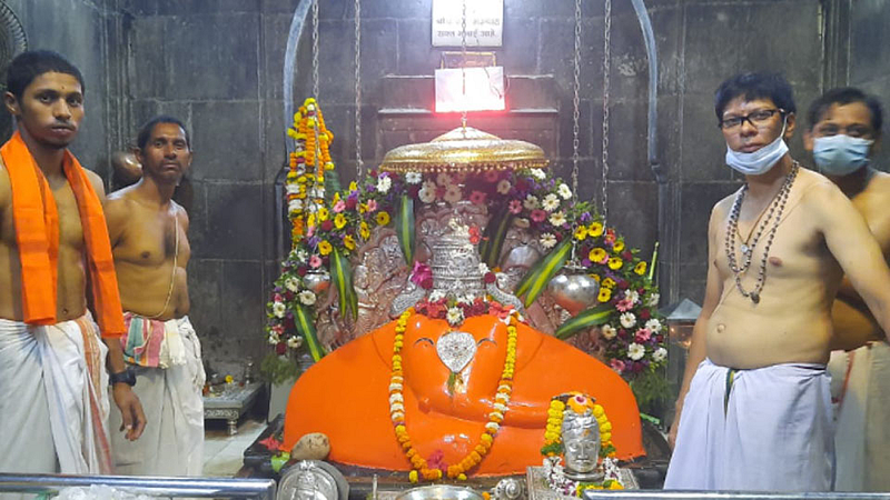 अंगारकी चतुर्थीला अष्टविनायक तीर्थक्षेत्र असलेल्या पालीत हजारो भाविक दाखल