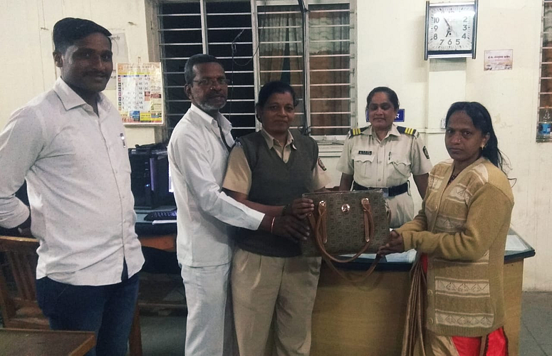 सातारा : रिक्षाचालकाचा प्रामाणिकपणा; महिलेची लाखाचा ऐवज असलेली पर्स केली परत