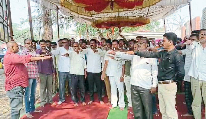 एसटी कर्मचाऱ्यांनी घेतली कुलदेवतेची शपथ