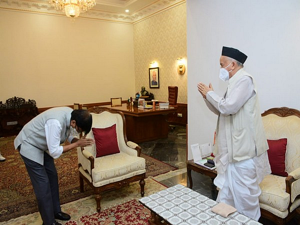 'संविधानाबाबत राजभवनात तर...' राऊत यांचा राज्यपालांवर निशाणा