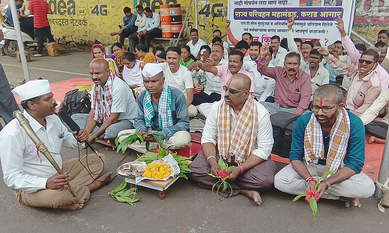 कराडमध्ये सरकारचे तेरावा घालत एसटी कर्मचाऱ्यांनी केला निषेध