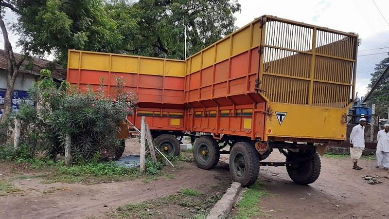 माळीनगरमध्ये अनर्थ टळला, ऊस वाहतुकीचा ट्रेलर पोलिस चौकीत घुसला!