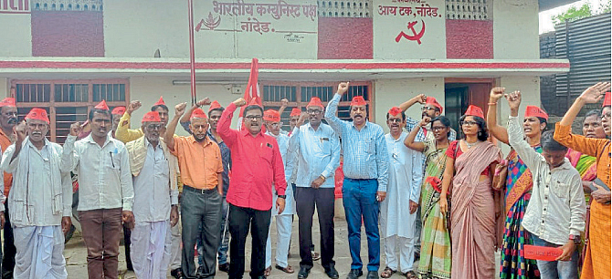 नांदेड : शेतकरी आंदोलनातील हुतात्म्यांना अभिवादन
