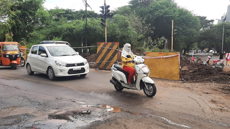 येरवड्याच्या जेल रस्त्यावरील खोदाईमुळे वाहतुकीला अडथळा