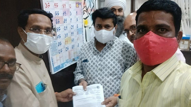 उच्च व तंत्र शिक्षण मंत्री उदय सामंत यांना निवेदन देताना कलाध्यापक संघाचे पदाधिकारी