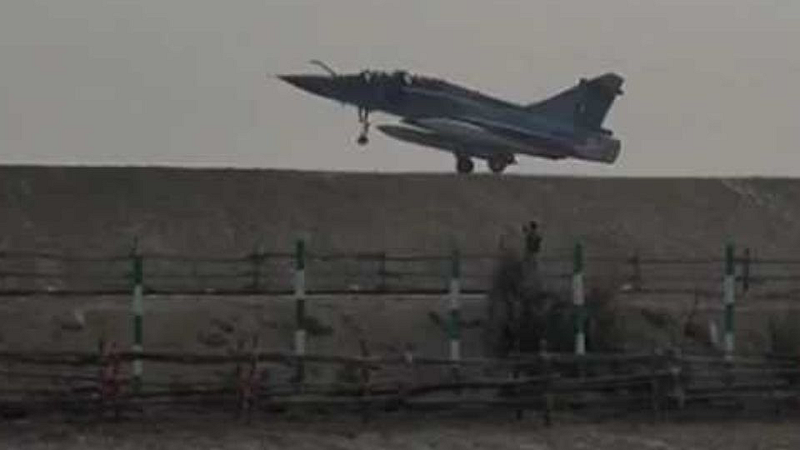 आज एक्स्प्रेस वे वर फायटर जेट्सच लँडिंग, मोदी येणार C-130 J मधून