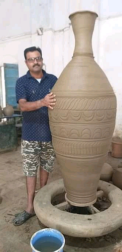 प्रशिक्षणावेळी चंद्रकांत कुंभार यांनी बनविलेला सहा फुटी फ्लाॅवर पाॅट
