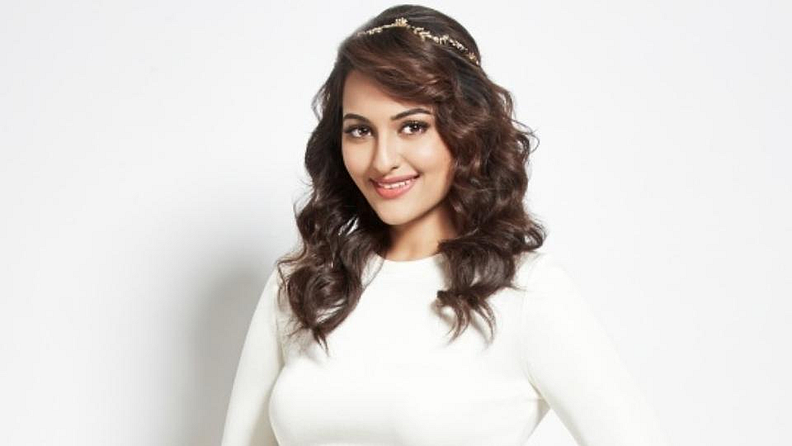 अचानक वाढवलेल्या या सुरक्षितेमुळे शाळेत सोनाक्षी ही काही काळ चर्चेच्या केंद्रस्थानी राहीली. कारण लोकांसाठी या सर्व गोष्टी वेगळ्या होत्या.