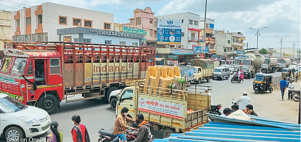 तळवडी चौक बनला मृत्यूचा सापळा