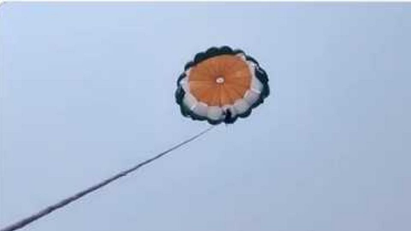VIDEO: जोडप्याचं पॅरासिलिंग सुरु असताना दोरी तुटली अन्...