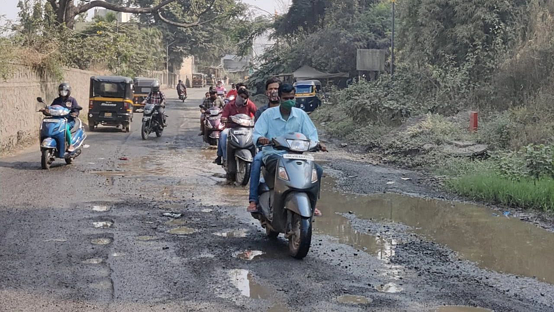 Khadakwasla : सततच्या पाणी गळतीमुळे रस्त्याची दुरवस्था