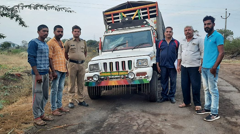 अंबासन फाट्यावर अवैध गोवंश वाहतूक करणारा पिकअप पोलीसांच्या ताब्यात