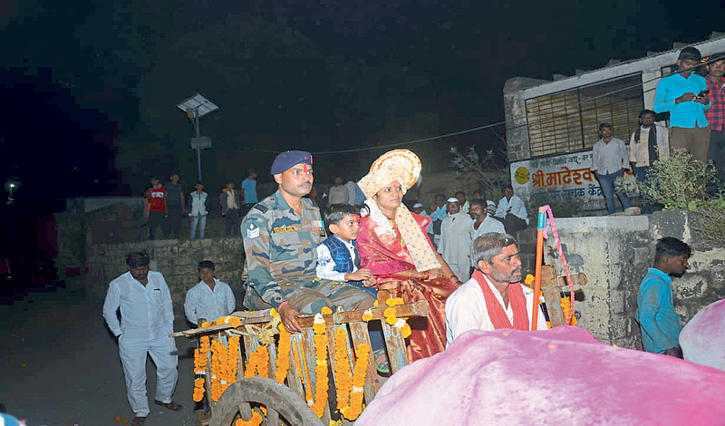 सेवानिवृत्त जवानाची बैलगाडीतून मिरवणूक